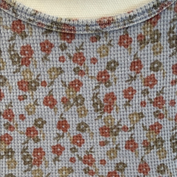 American Eagle Floral Patterned Blue Baby Tee Women's Top, Size Large - Picture 2 of 9